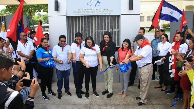 Dictadura anuncia prematrículas con reinauguración de la Universidad Casimiro Sotelo.