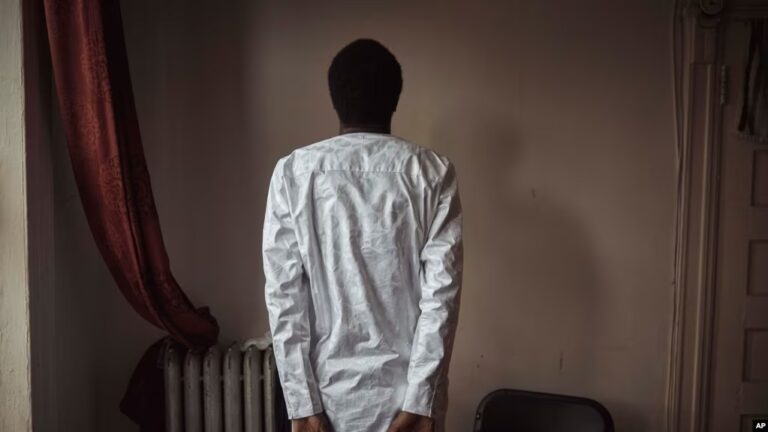 Texas acusa a migrantes de invasión de la propiedad Foto VOA