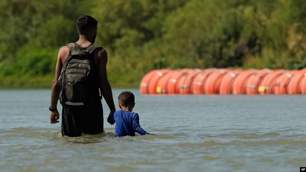 Texas pide quitar boyas para el paso de migrantes Foto VOA