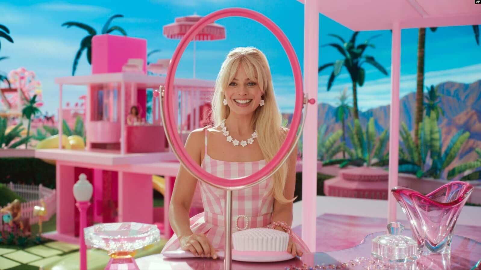 Esta imagen proporcionada por Warner Bros. Pictures muestra a Margot Robbie en una escena de "Barbie". (Fotos de Warner Bros. vía AP)