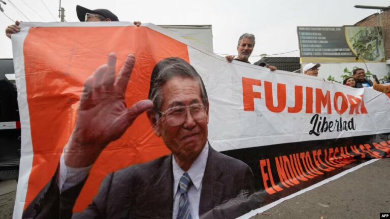 Simpatizantes del expresidente peruano aguardaron por horas su liberación.