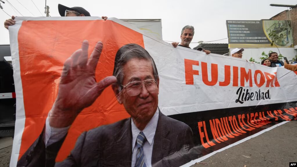 Simpatizantes del expresidente peruano aguardaron por horas su liberación.