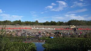 Texas pone nuevas barreras para impedir el paso de migrantes Foto Nicaragua Actual