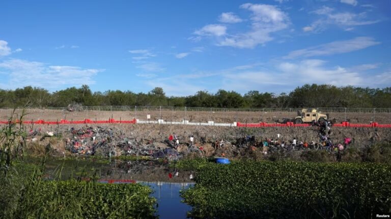 Texas pone nuevas barreras para impedir el paso de migrantes Foto Nicaragua Actual