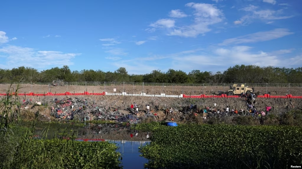 Texas pone nuevas barreras para impedir el paso de migrantes Foto Nicaragua Actual