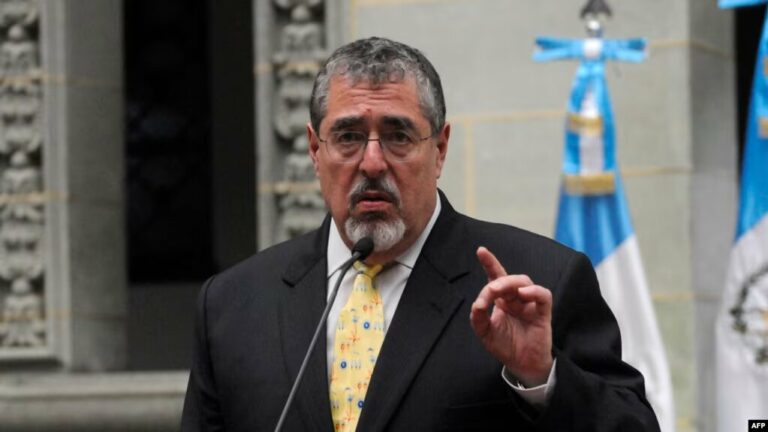 El presidente guatemalteco, Bernardo Arévalo, habla durante una conferencia de prensa en el Palacio de la Cultura en la ciudad de Guatemala, el 24 de enero de 2024.