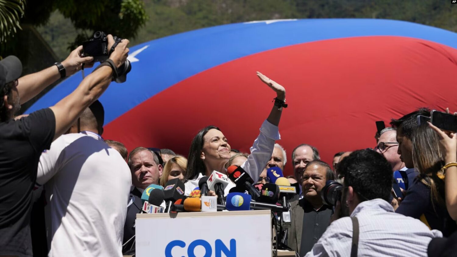 La candidata presidencial, María Corina Machado, junto a miembros de la Plataforma Unitaria de la oposición ofrece una conferencia de prensa en Caracas, Venezuela. (AP Photo/Ariana Cubillos)