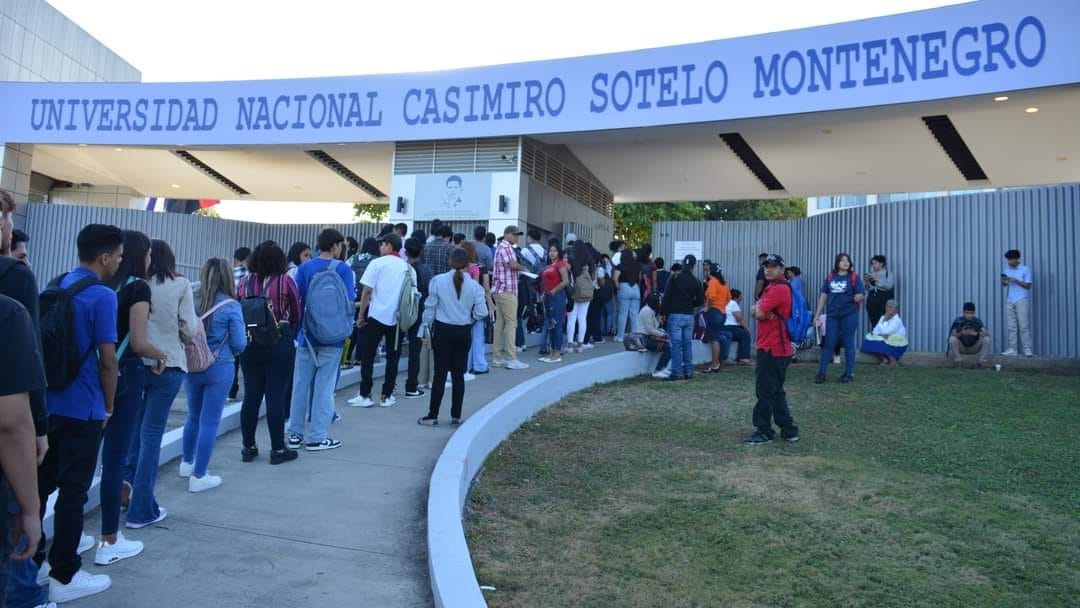 Primer día de clases en la Universidad Nacional Casimiro Sotelo. Foto: Prensa oficialista.