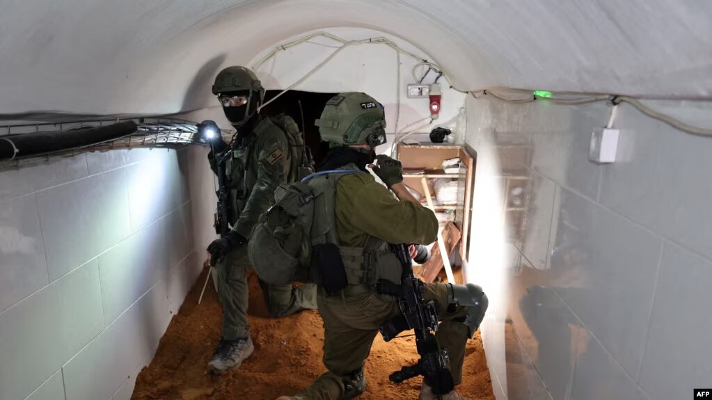 ARCHIVO: Esta foto tomada el 8 de febrero de 2024 durante un recorrido de la prensa organizado por el Ejército israelí, muestra a soldados israelíes dentro de un túnel que según el Ejército era un puesto de mando de Hamás debajo de la sede de UNRWA en la Ciudad de Gaza.