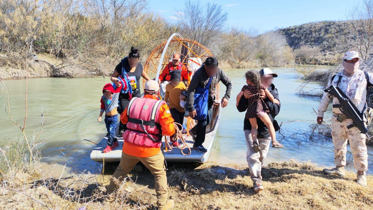 Nicaragüenses son rescatados en México al intentar cruzar el Río Bravo.