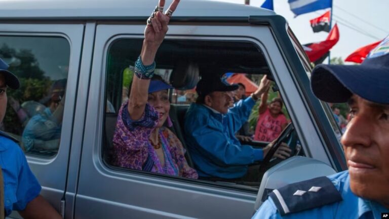Daniel Ortega y Rosario Murillo entre fuerte dispositivo policial y conduciendo su Mercedes Benz.