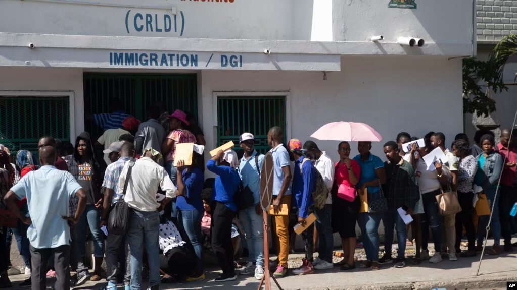 Haitianos hacen fila para solicitar un pasaporte, en Puerto Príncipe, Haití, el martes 10 de enero de 2023, tras el anuncio del presidente Joe Biden de una expansión masiva de la libertad condicional humanitaria para Cubanos, haitianos, venezolanos y nicaragüenses.