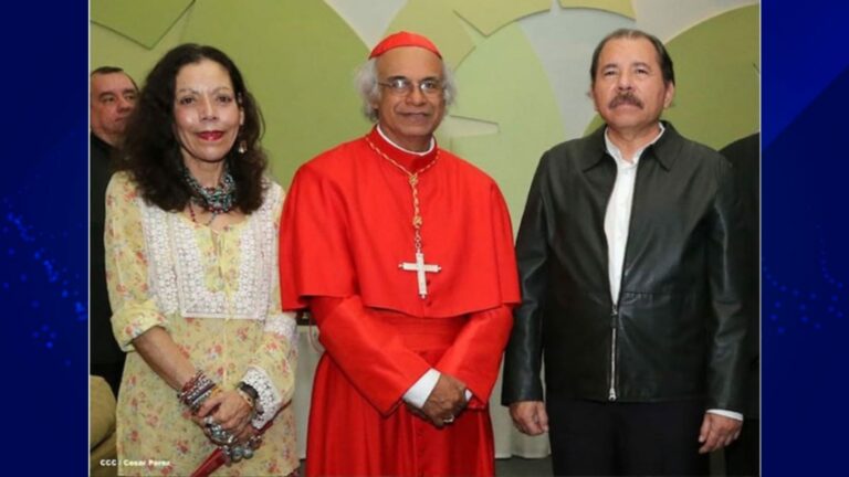 Cardenal Brenes junto a los dictadores Ortega y Murillo. La persecución contra la iglesia católica aún persiste en Nicaragua. Foto: Prensa oficialista.