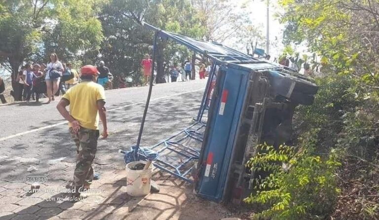 14 lesionados tras vuelco de camión en Chinandega.