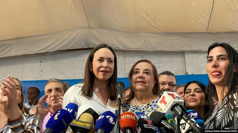 La líder opositora venezolana, María Corina Machado, junto a Corina Yonis, nombrada candidata para las elecciones presidenciales en la sede del comando de campaña de Vente Venezuela, el 22 de marzo de 2023.