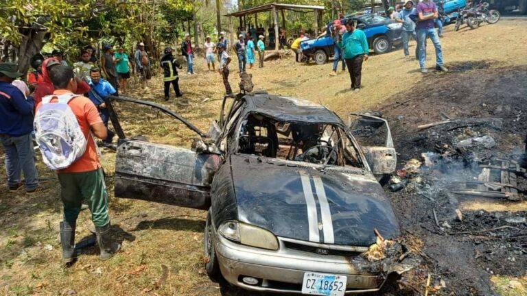 Trágico accidente de carretera deja cuatro víctimas fatales tras incendiarse vehículo, entre ellas tres mujeres.