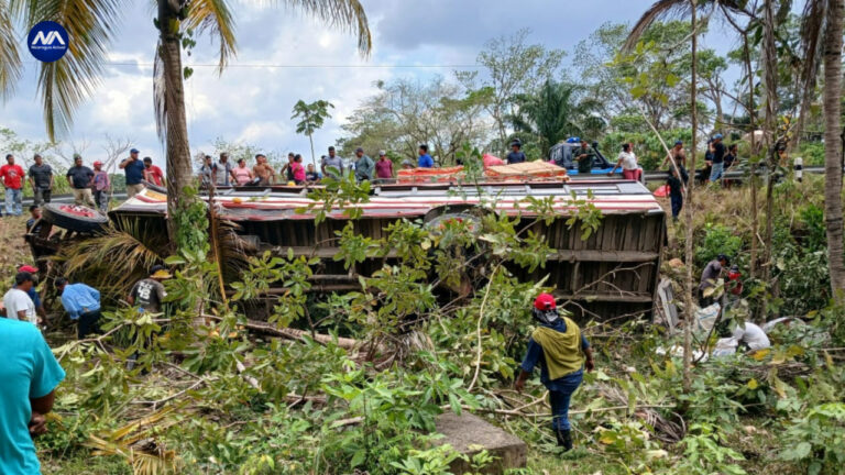 Autobús con pasajeros se vuelca, 25 personas lesionadas en el Caribe de Nicaragua