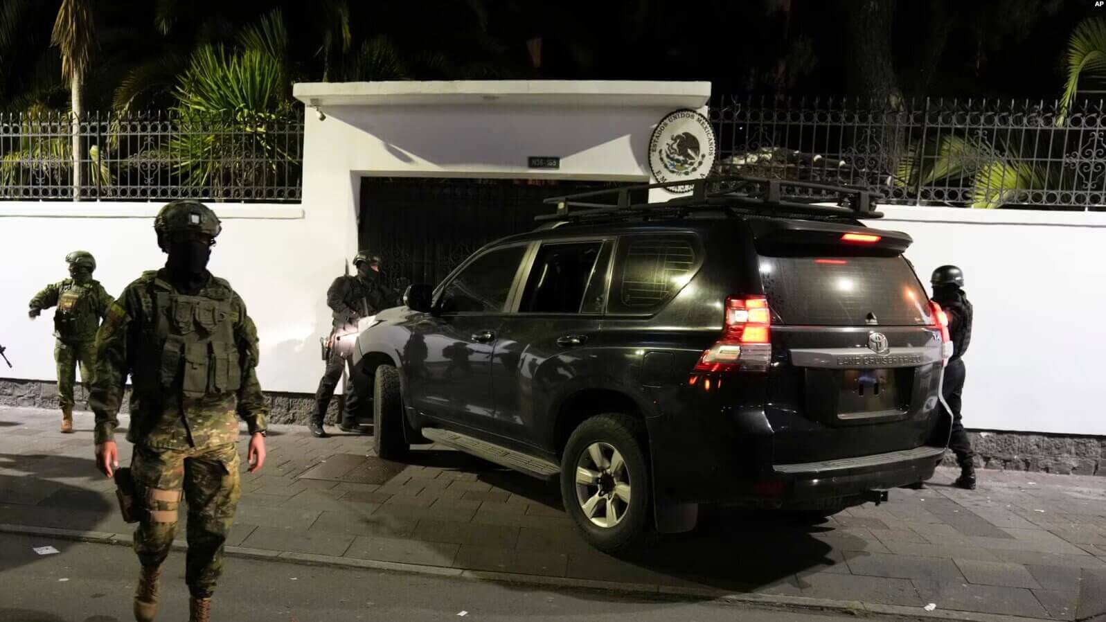 La policía intenta irrumpir en la embajada de México en Quito, Ecuador, el 5 de abril de 2024, luego de que México concediera asilo al exvicepresidente ecuatoriano Jorge Glas, que había buscado refugio allí.