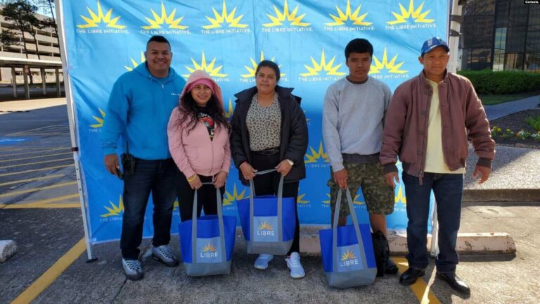 Manuel Prado, presidente de la Fundación Nicaragüense Americana (Funadec) a la izquierda, junto a migrantes beneficiados con ayuda humanitaria en Houston, Texas, diciembre de 2023. [Foto cortesía].