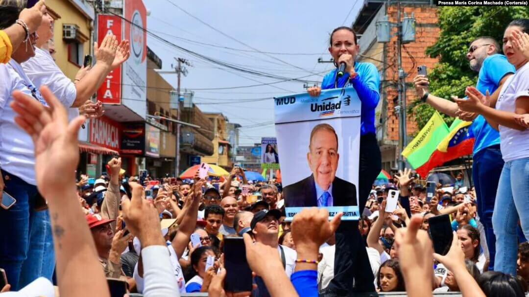 María Corina Machado muestra un afiche del candidato presidencial Edmundo González Urrutia en un acto con simpatizantes en Turen, estado Portuguesa, el 26 de abril.