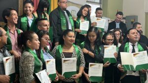 Nicaragüenses exiliados se gradúan en Costa Rica.