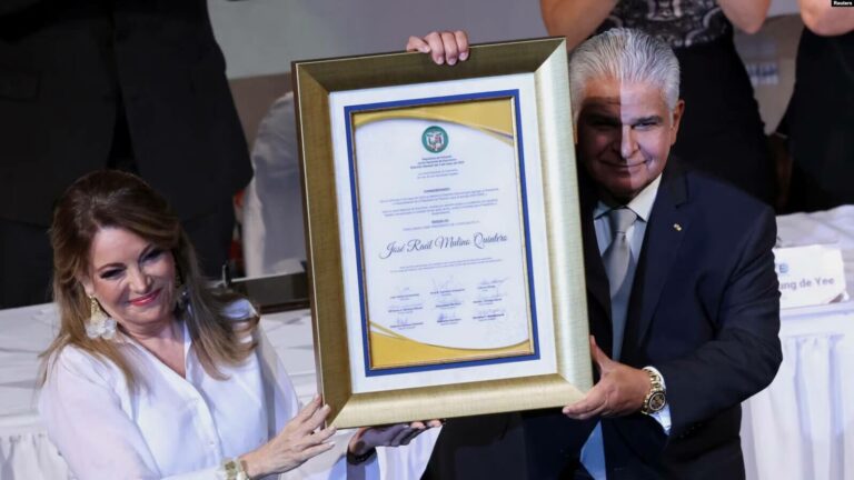 El presidente electo de Panamá, José Raúl Mulino, recibe de la Presidenta de la Junta Nacional de escrutinio (JNE), Nivia Rossana Castrellon, el certificado que lo instala formalmente como el próximo presidente del país. REUTERS/