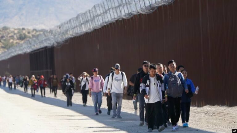 Migrantes caminan por la frontera sur de los Estados Unidos.