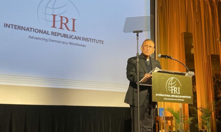 padre benito martinez recibiendo premio libertad de monseñor alvarez foto cortesia