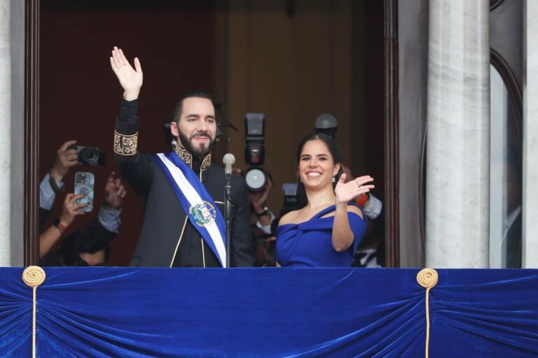 Presidente Nayib Bukele a la izquierda y su esposa Gabriela de Bukele a la derecha.