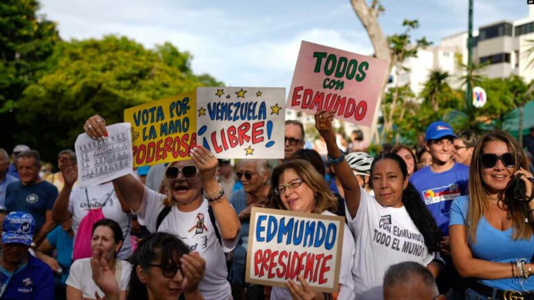Simpatizantes del candidato presidencial de la oposición venezolana, Edmundo González, muestran su apoyo en una reunión con él en Caracas, Venezuela, el jueves 13 de junio de 2024.
