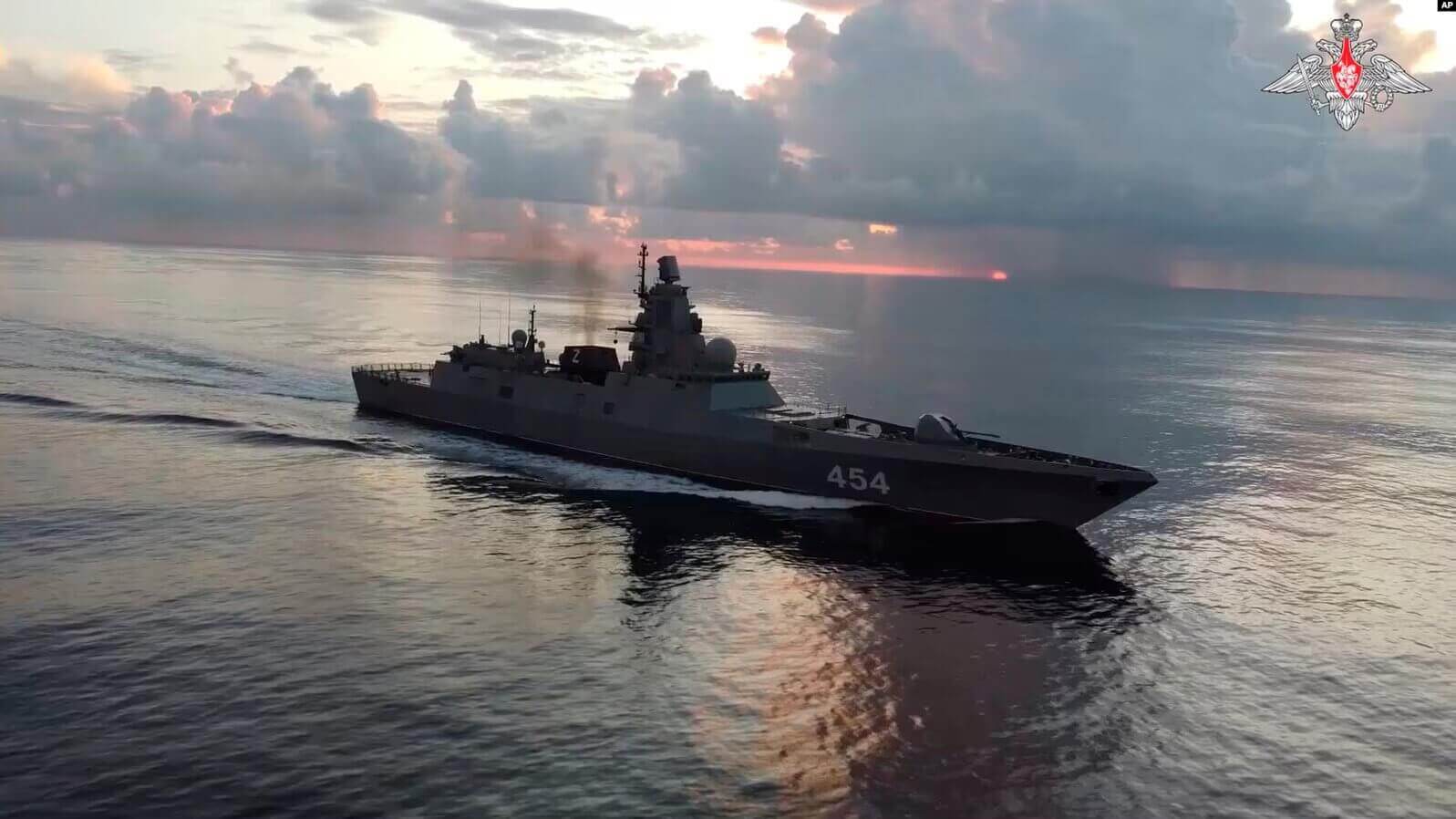 En esta foto tomada de un video difundido por el Servicio de Prensa del Ministerio de Defensa ruso el 11 de junio de 2024, se observa a la fragata Almirante Gorshkov de la armada rusa en ruta hacia Cuba.