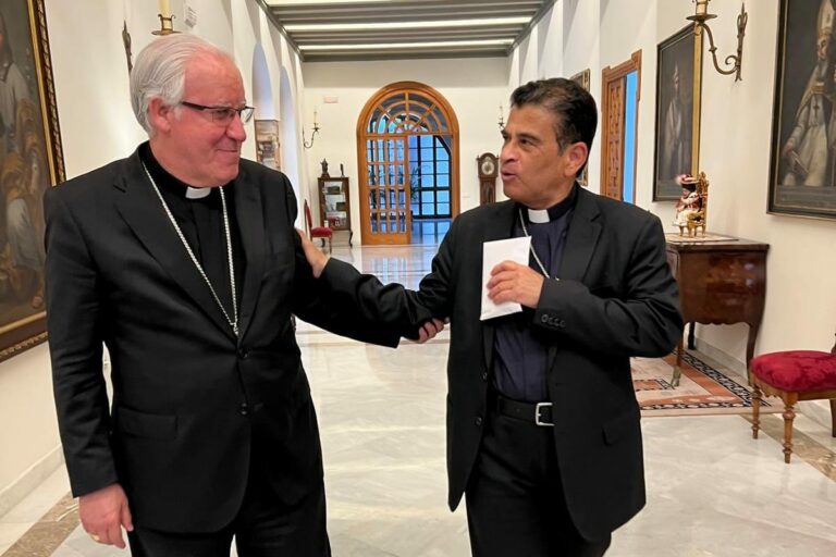 Monseñor Rolando Álvarez (a la derecha) visita al arzobispo de Sevilla, José Ángel Saiz (a la izquierda).