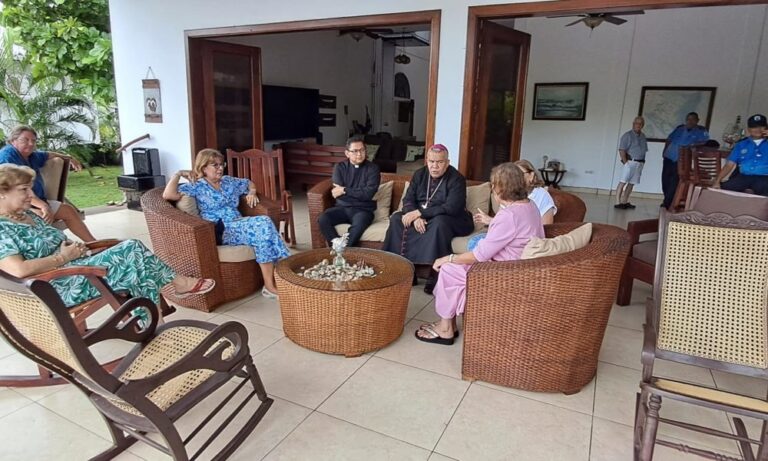 obispo rene sandigo vigilado por la policia sandinista foto redes sociales