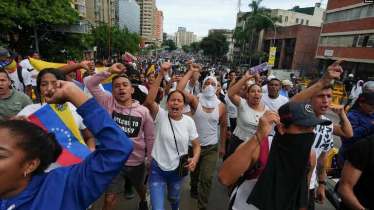 Miles de personas protestaron en Caracas contra la reelección de Nicolás Maduro, quien fue declarado ganador por el Consejo Nacional Electoral (CNE) con el 51 % de los votos.