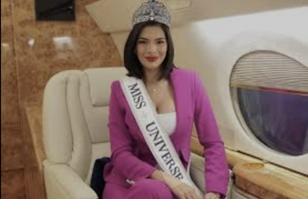 Miss Universo Sheynnis Palacios abordo de su avión privado.
