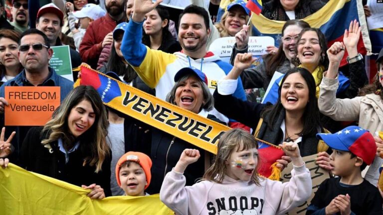 Miembros de la comunidad venezolana protestan contra los recientes resultados electorales en Venezuela durante una manifestación en Melbourne, Australia, el 17 de agosto de 2024. Se espera que los venezolanos protesten en más de 300 ciudades en todo el mundo este día.