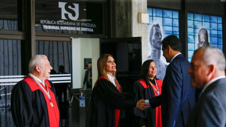 El Presidente de Venezuela, Nicolás Maduro, le da la mano a la Presidenta de la Corte Suprema de Justicia, Caryslia Rodríguez, en la Corte Suprema de Justicia, en Caracas, Venezuela, el 31 de julio de 2024. REUTERS/Leonardo Fernández Viloria