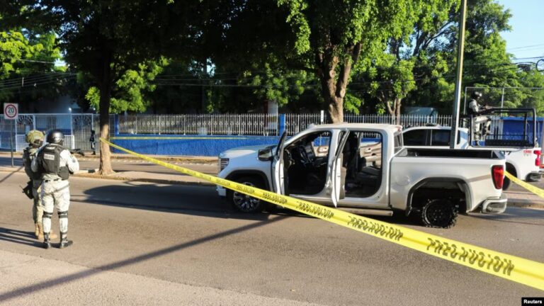 Fuerzas de seguridad mexicanas responden al lugar de un automóvil dañado luego de un enfrentamiento entre grupos armados, en Culiacán, México, el 9 de septiembre de 2024.