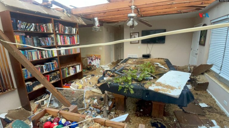 Una casa en un barrio de Fort Myers, Florida, quedó gravemente dañada tras la formación de un tornado durante el paso del huracán Milton por el estado.