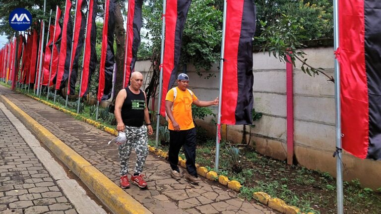 Masaya pintada con banderas rojinegras del partido FSLN.