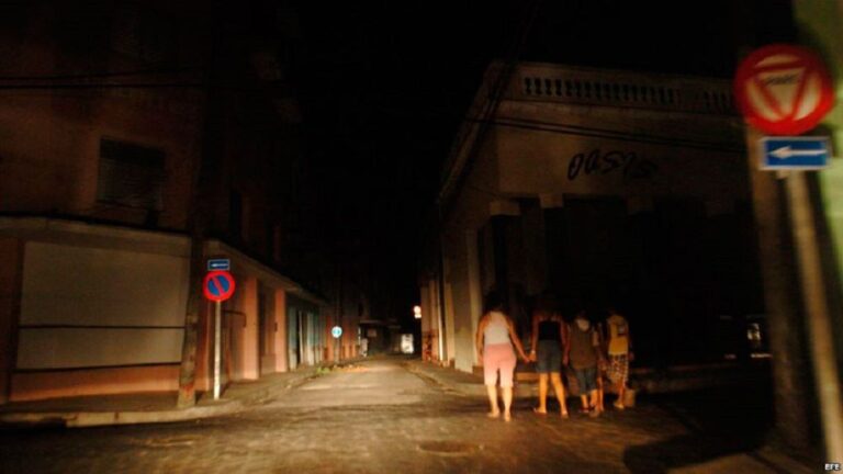 Una calle de Cuba a oscura tras apagón del viernes.