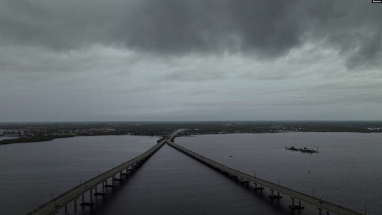 Una vista de un dron muestra nubes de tormenta sobre el río Caloosahatchee mientras el huracán Milton se acerca a Fort Myers, Florida, EEUU, el 8 de octubre de 2024. REUTERS/Ricardo Arduengo
