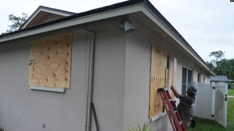 Un residente pone tablas en sus ventanas en Palm Harbor, Florida, antes de la prevista llegada del huracán Milton a mitad de semana, el domingo 6 de octubre de 2024.