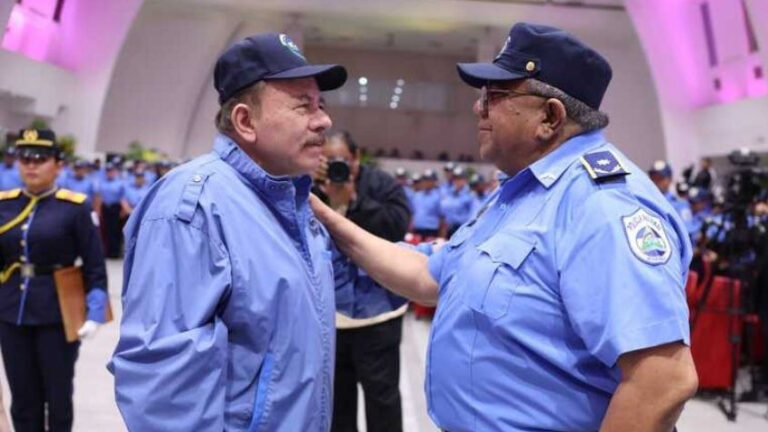 Viceministro del Interior, Luis Cañas, junto al dictador Daniel Ortega.