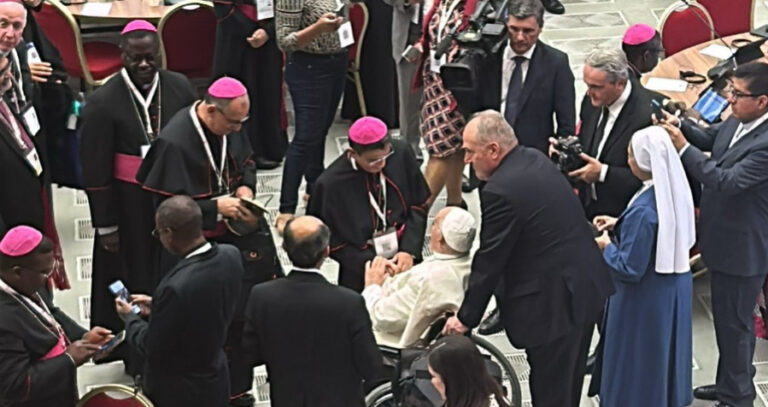 Obispo Rolando Álvarez saluda al Papa Francisco.