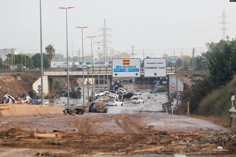 Los residentes reaccionan mientras esperan noticias de sus familiares atrapados durante las inundaciones en Valencia, España, el 31 de octubre de 2024