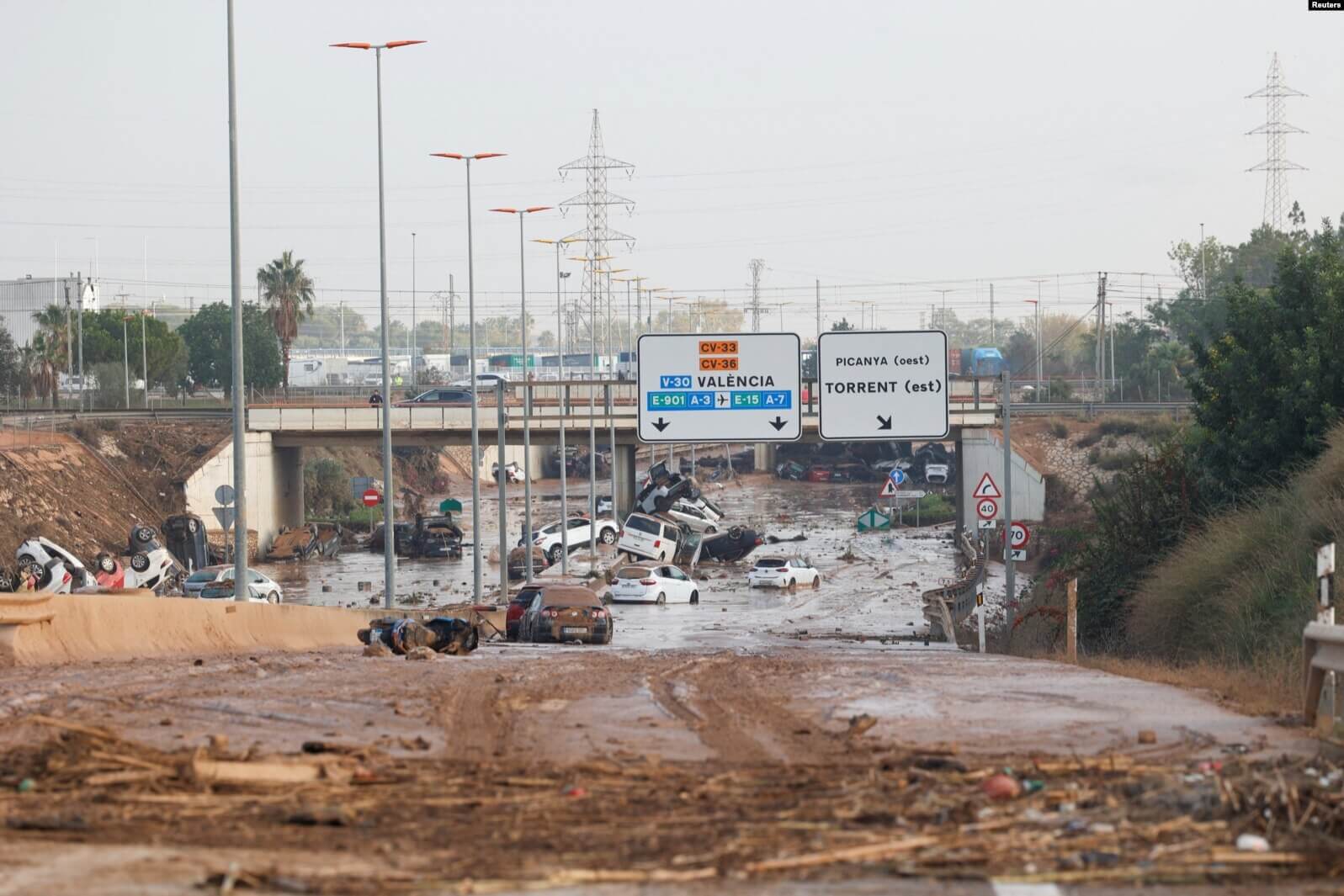 Los residentes reaccionan mientras esperan noticias de sus familiares atrapados durante las inundaciones en Valencia, España, el 31 de octubre de 2024