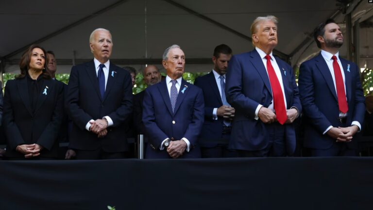 ARCHIVO - El presidente Joe Biden, segundo a la izquierda junto a la vicepresidenta Kamala Harris, asiste a un evento en conmemoración a los sucesos del 11 de septiembre, junto al expresidente Donald Trump, segundo a la derecha, el 11 de septiembre de 2024 en Nueva York.