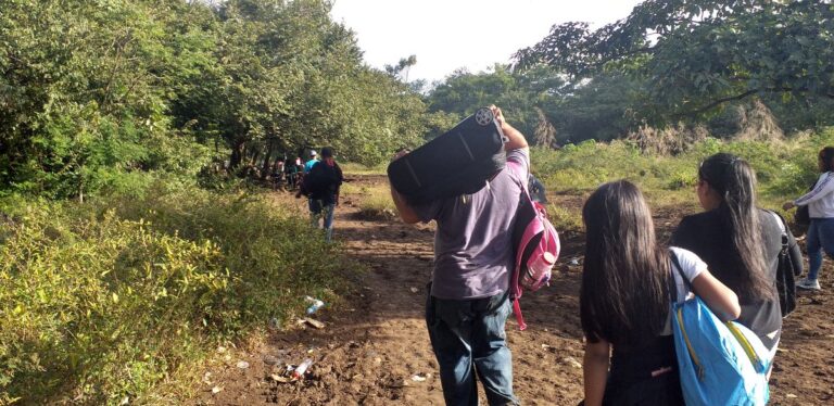 Migrantes nicaragüenses cruzan la frontera con Costa Rica.