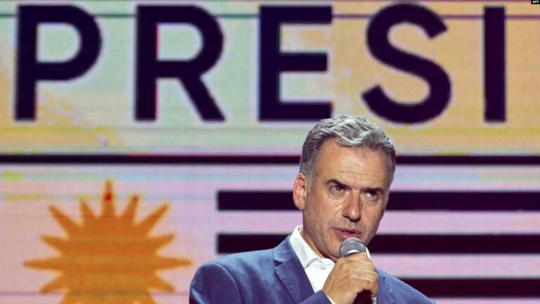 El presidente electo de Uruguay, Yamandu Orsi, de la coalición Frente Amplio, pronuncia su discurso de victoria después de la segunda vuelta de las elecciones presidenciales en Montevideo el 24 de noviembre de 2024.